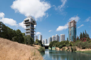 Garden Tower, Ramat Gan, Tel Aviv, Pivko Tower, 75m high, 6m glass peak, external architectural tubular steel structure, K-frame, on-site inspection, next to Ayalon highway, high-rise residential tower, 24 residential apartments, penthouse and roof terrace, aluminium corrugated cladding, dome.